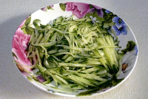 芝麻酱拌黄瓜豆皮的做法图解2