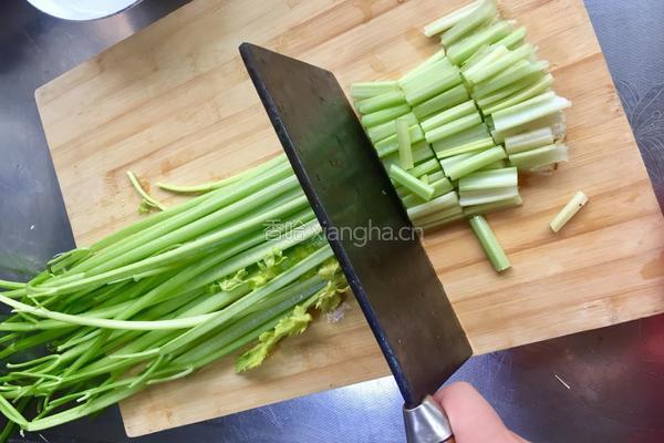 家常炒芹菜的做法图解1