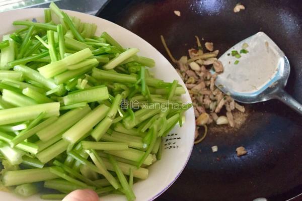 家常炒芹菜的做法图解5