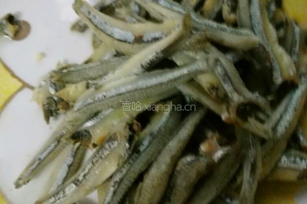 辣椒炒小鱼干的做法图解1