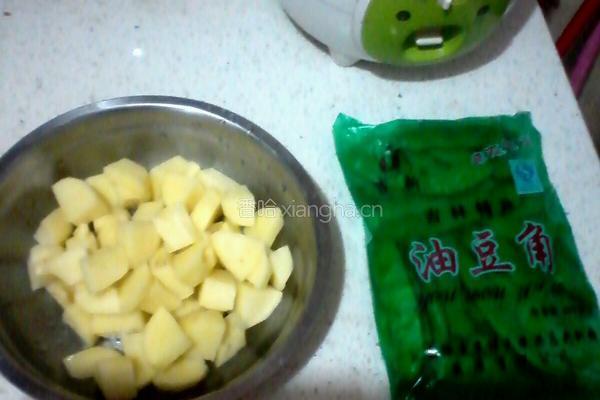 五花肉炖双豆（土豆豆角）的做法图解2