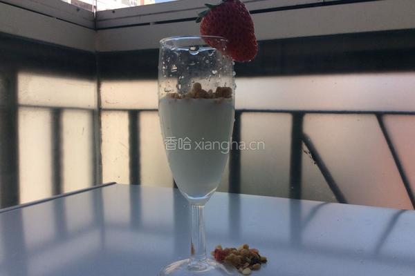 草莓麦片酸奶的做法图解3
