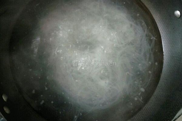 凉拌黄瓜粉丝金针菇的做法图解2
