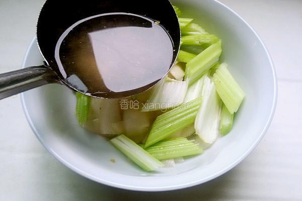 爽口西芹拌萝卜皮的做法图解3