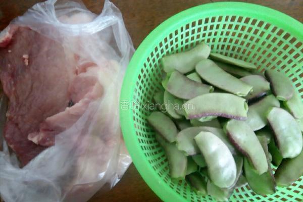 扁豆烧肉的做法图解1