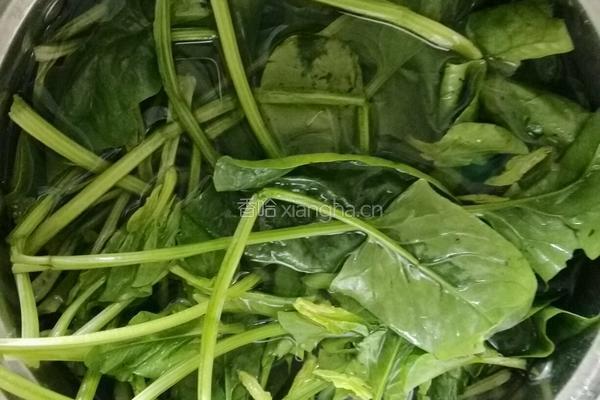 虾子酱靓拌菠菜的做法图解1
