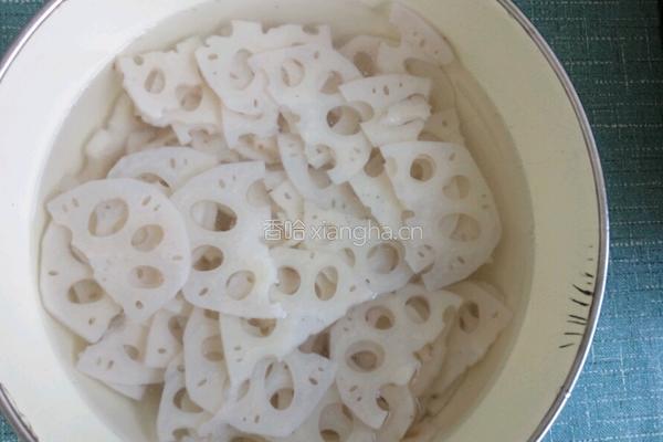 凉拌藕片（连菜）的做法图解1