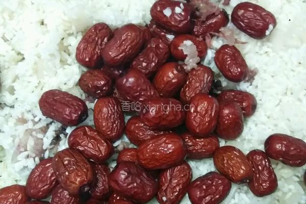腊肉荸荠莲藕红枣糯米饭的做法图解3