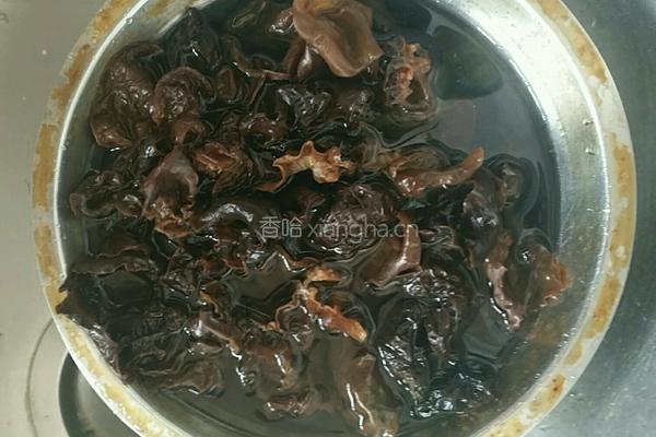 青椒木耳炒肉的做法图解2