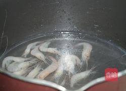酸菜炒白虾的做法图解2