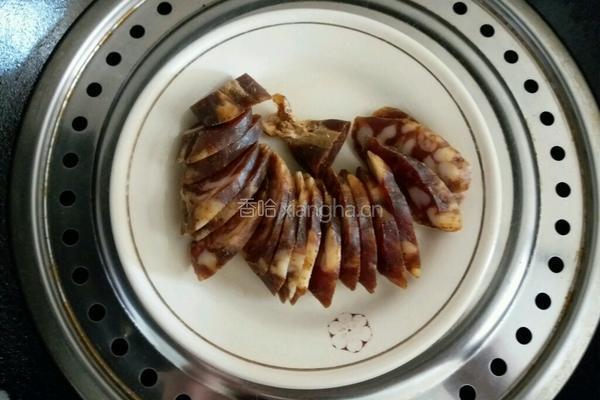 腊肠炒芦蒿的做法图解2