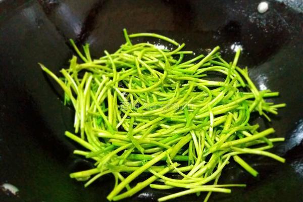 腊肠炒芦蒿的做法图解3