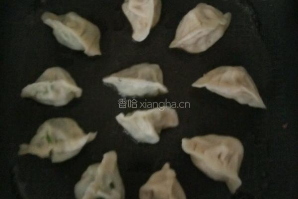 抱蛋煎饺的做法图解1