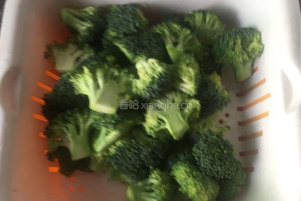 鳐柱鲍汁扒西兰花的做法图解1