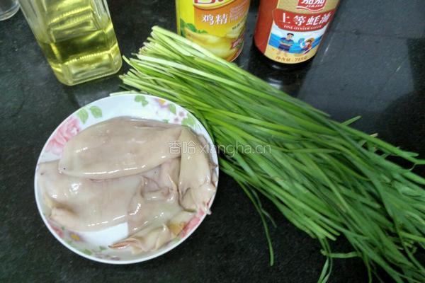 鱿鱼炒韮菜的做法图解1