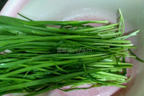 鱿鱼炒韮菜的做法图解2