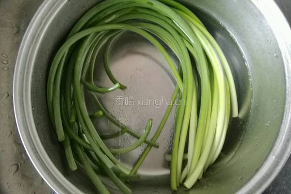 新春腊肉蒜苗的做法图解1