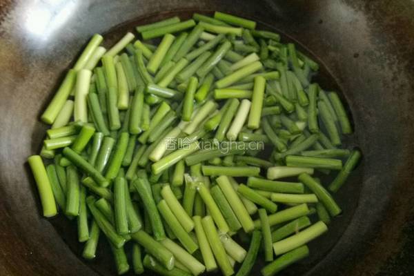 新春腊肉蒜苗的做法图解7