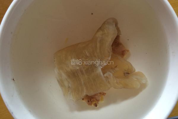 花胶淮山排骨汤的做法图解2