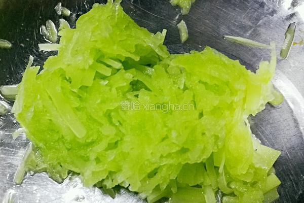 莴笋猪肉饺子的做法图解1