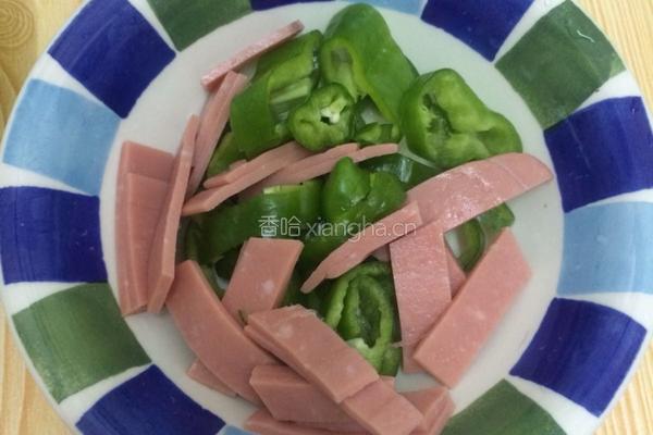 青椒鸡蛋炒火腿的做法图解2