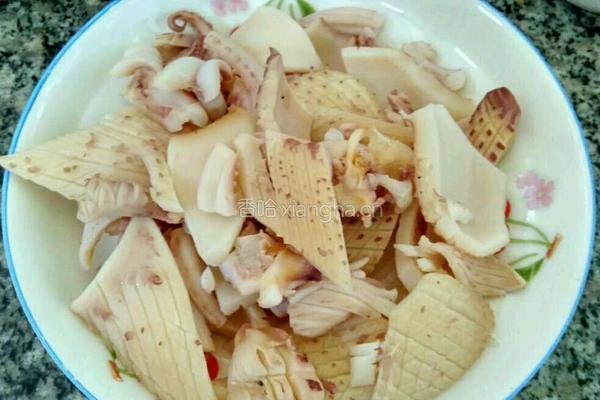 蒜苗鲜鱿的做法图解1