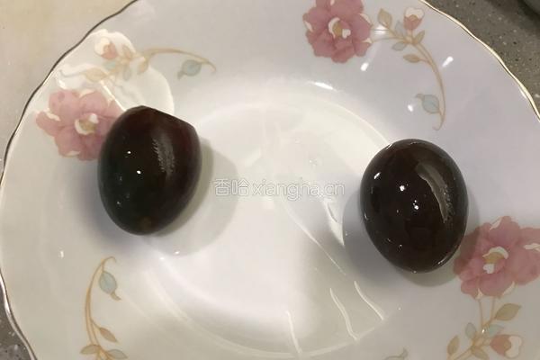 青椒炒鸡蛋配松花蛋的做法图解1