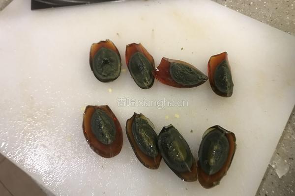 青椒炒鸡蛋配松花蛋的做法图解2
