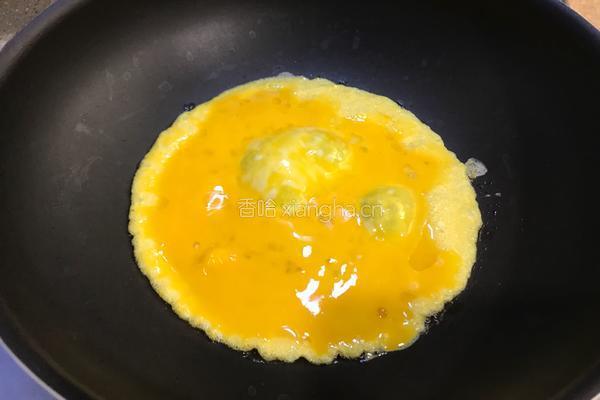 青椒炒鸡蛋配松花蛋的做法图解5