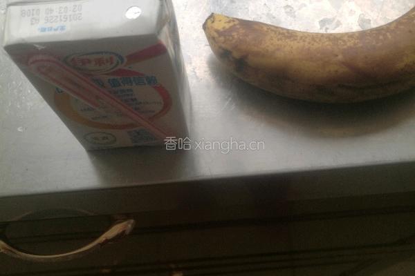 香蕉奶昔的做法图解1