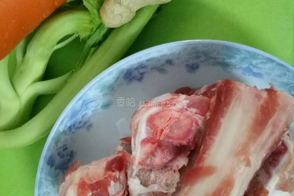 筒骨粥的做法图解1