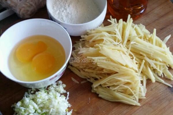 土豆丝烙饼的做法图解1