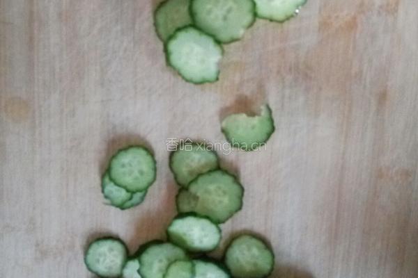 鸡蛋炒黄瓜片的做法图解2