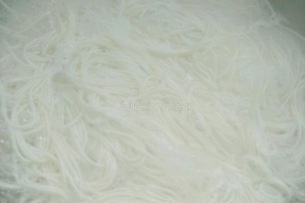 平菇白菜煮面条的做法图解1