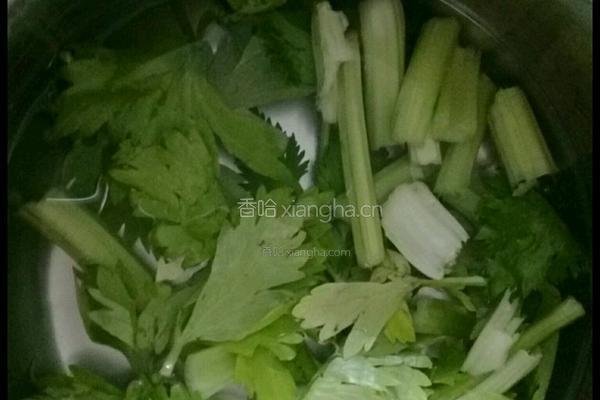 芹菜炒黑木耳的做法图解1