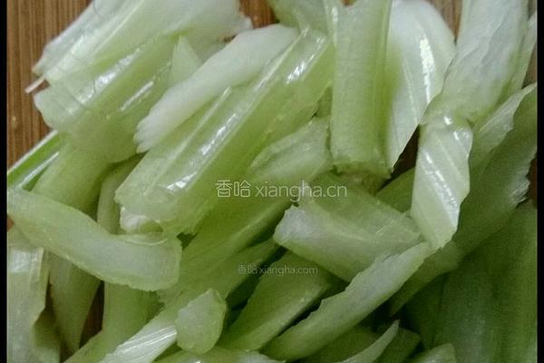 芹菜炒黑木耳的做法图解2