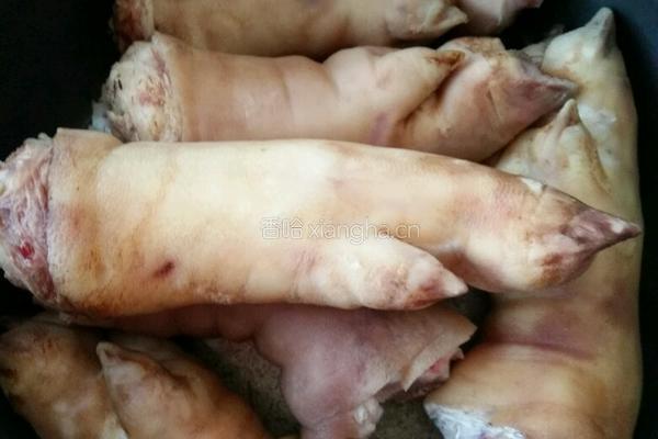 电饭锅酱猪蹄的做法图解1