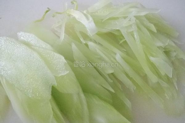 凉拌莴笋丝儿的做法图解1