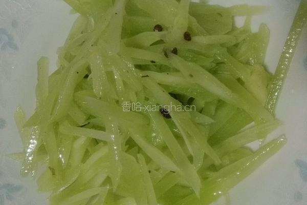 凉拌莴笋丝儿的做法图解2