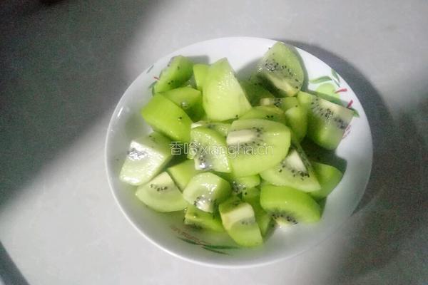 糖拌奇异果的做法图解1