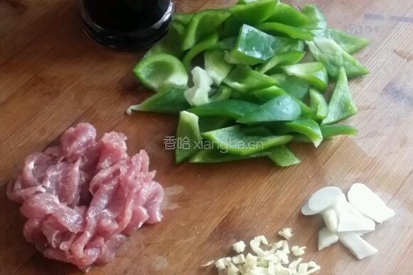 青椒肉片的做法图解1