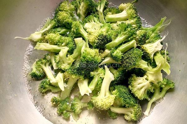 西兰花炒肉的做法图解4