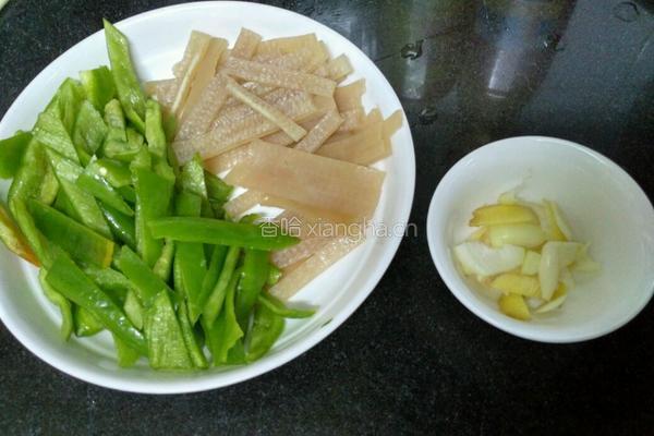 青椒炒肉皮的做法图解2