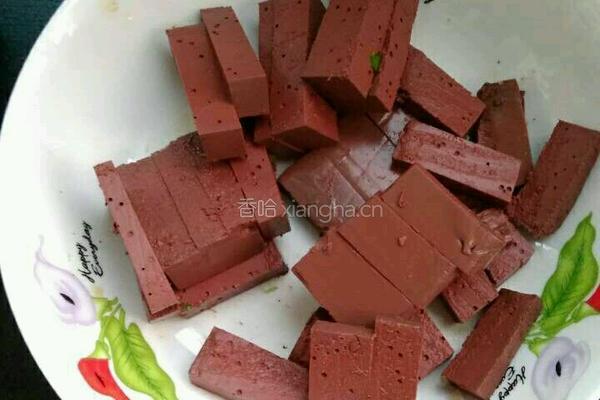 葱花炒红豆腐的做法图解1