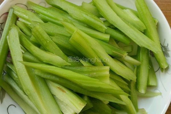 黑芝麻炒芹菜的做法图解2