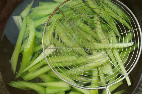 黑芝麻炒芹菜的做法图解4