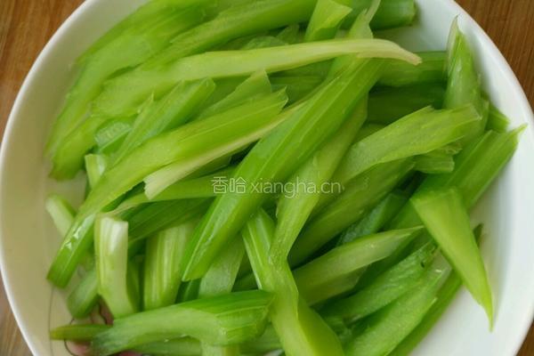 黑芝麻炒芹菜的做法图解5