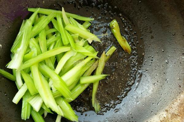 黑芝麻炒芹菜的做法图解9
