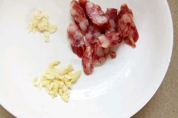 草菇炒腊味的做法图解2