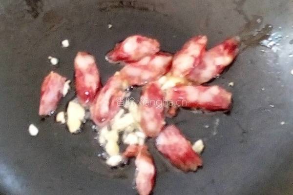 草菇炒腊味的做法图解4
